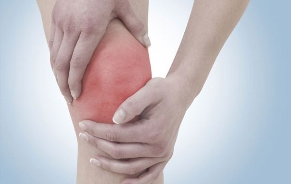 Основные симптомы тендинита коленного сустава — покраснение, боль и отек