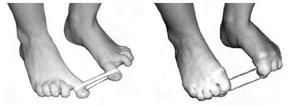 Растягивание резинки пальцами ног