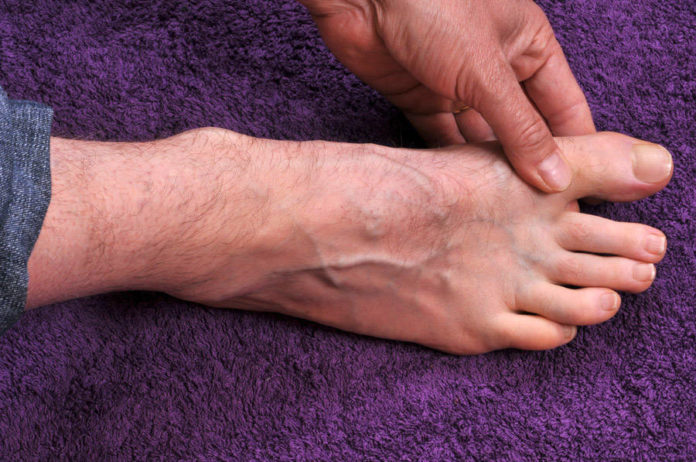 Массаж больного пальца ноги
